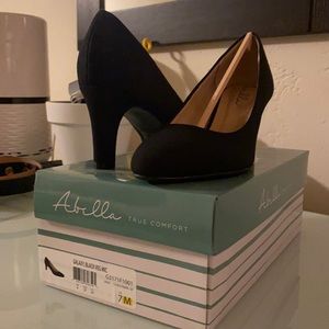 Abella woman’s black heals
